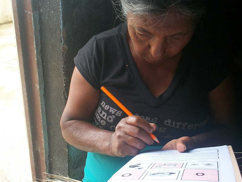 Clase de alfabetización para adultos